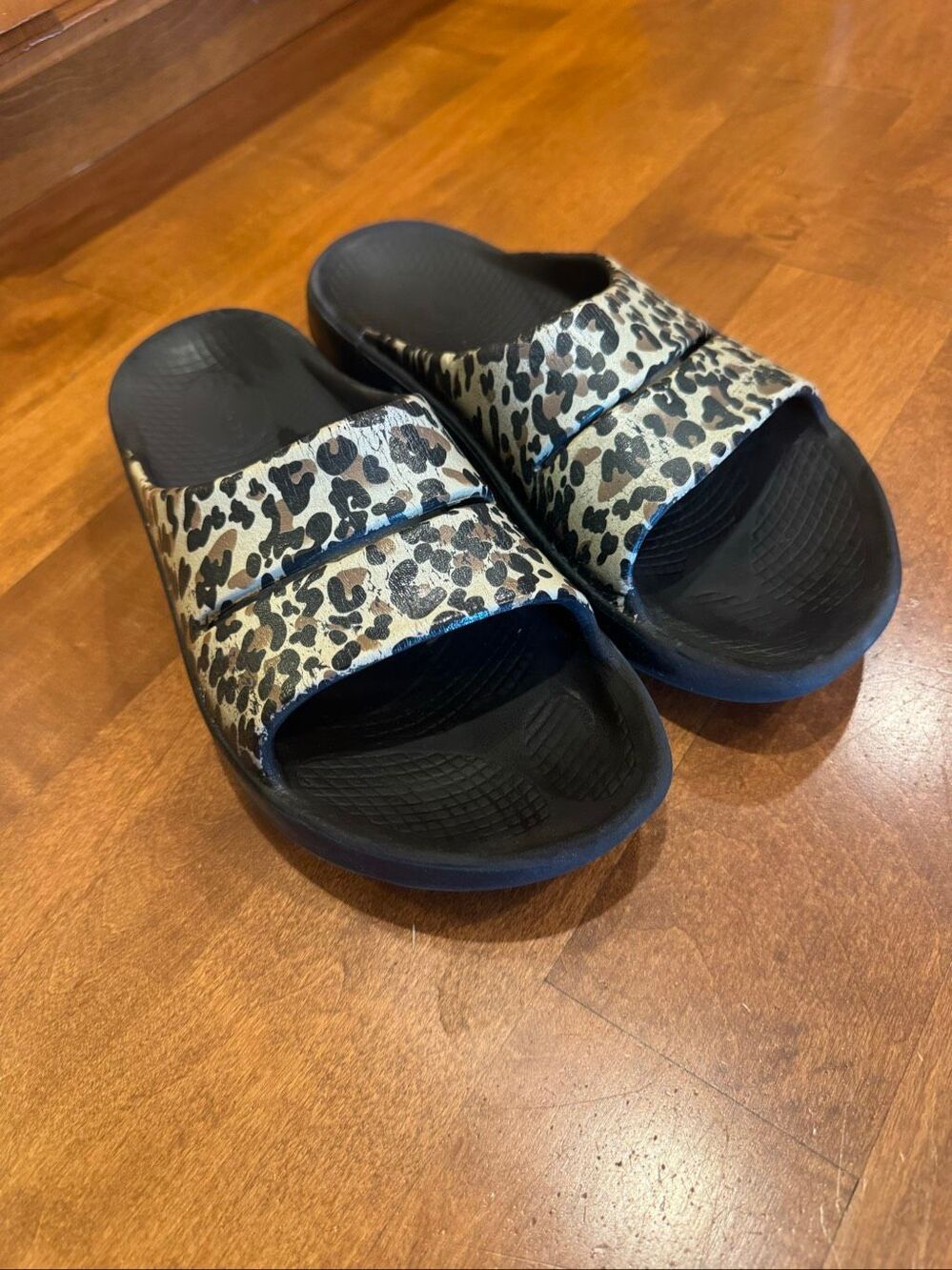 OOFOS OOahh Luxe Leopard Print Recovery Slides Women’s 9 Men’s 7 EU 40